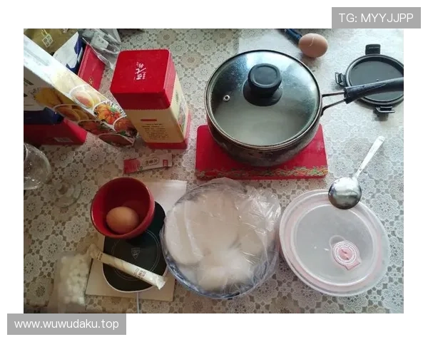 张博恒家的冰箱里只放蛋白粉和冰水，连瓶可乐都找不到